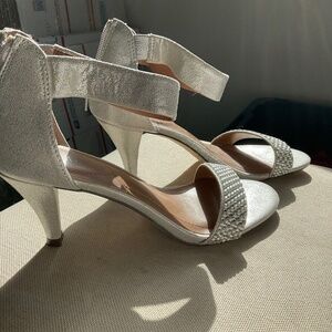 #0566 WOMEN’S STYLE & CO SILVER WITH STONE AND CRYSTAL KITTEN HEELS SIZE; 7